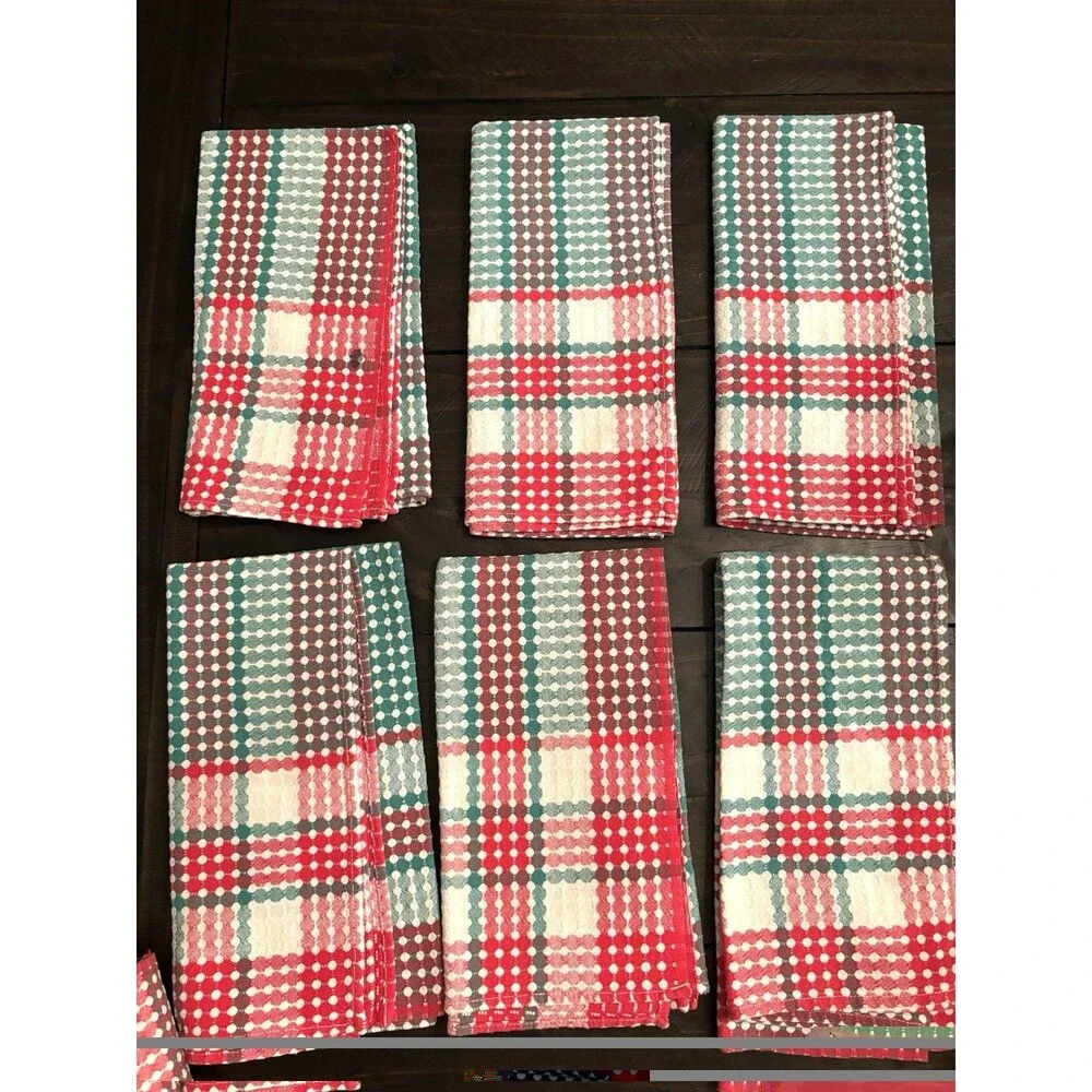 Vintage French Red Green and White Tablecloth With 6 Napkins